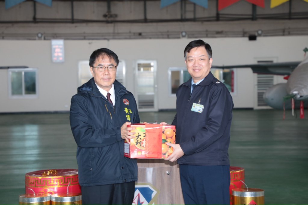 春節將屆！黃偉哲赴空軍一聯隊致贈加菜金 感謝國軍堅守崗位守護台灣安全