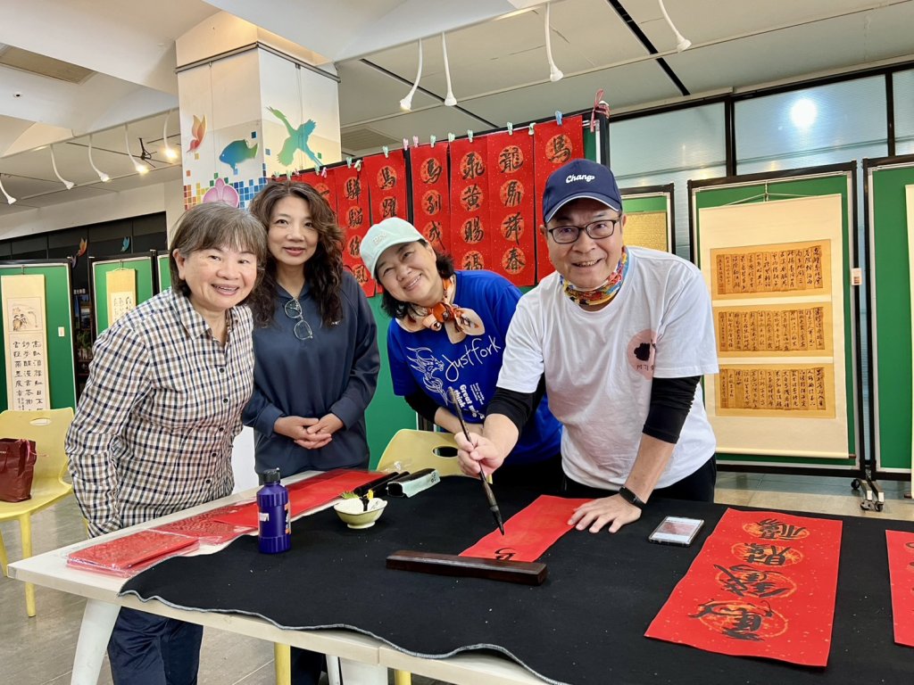 台南市秘書處在民治市政中心舉辦張進丁馬年寫春聯贈春聯暨墨香茶席活動