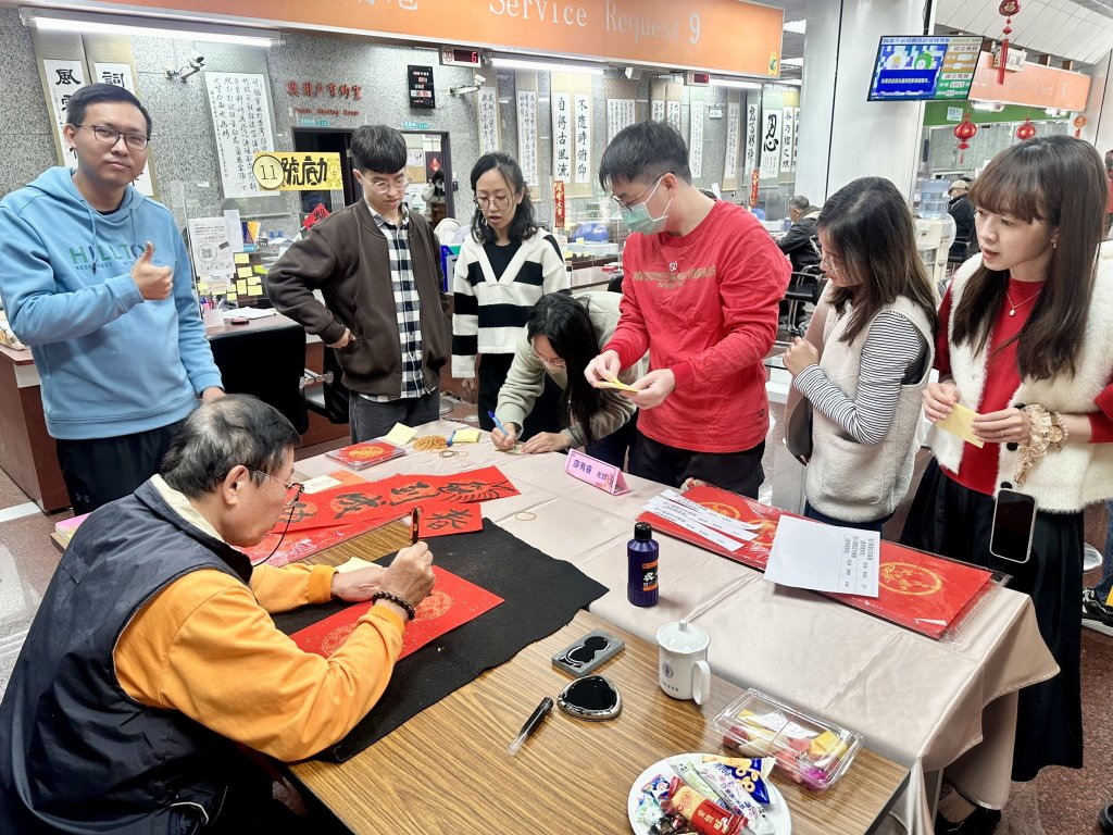 台電台南區處喜贈手寫春聯 祝賀民眾馬年行大運