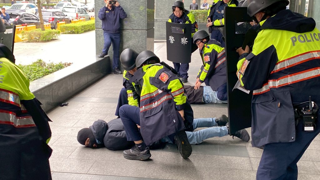 陸空夾擊科技追緝    汐止分局警震撼演練超逼真