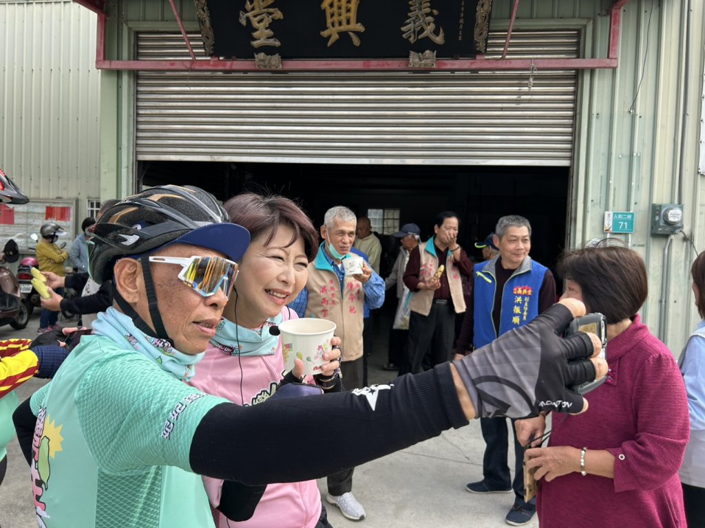 台南市長參選人陳亭妃下營鐵馬謝票 用女性溫度找回人民信任