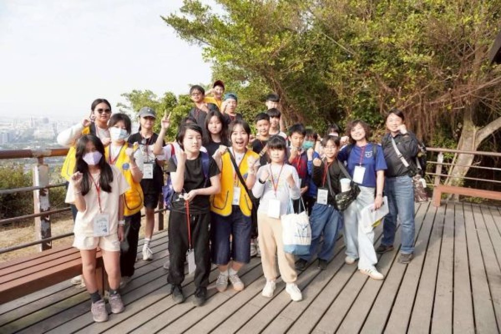  半屏山就是雙語教室！立德國中攜手文藻寒假「爬山學英文」
