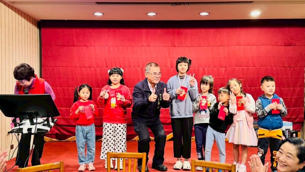台南市勞工局溫馨辦尾牙 局長王鑫基包紅包與盲生同樂宛如一家人