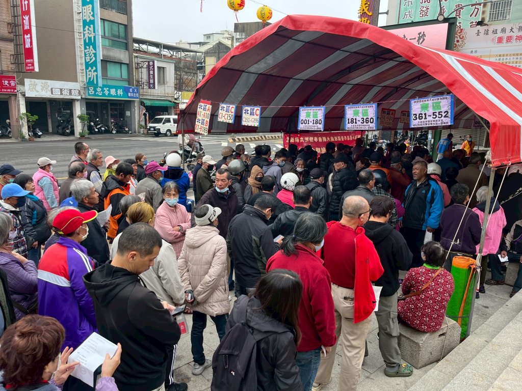 大觀音亭暨祀典興濟宮歲末公益文化　大師揮毫贈春聯迎馬年