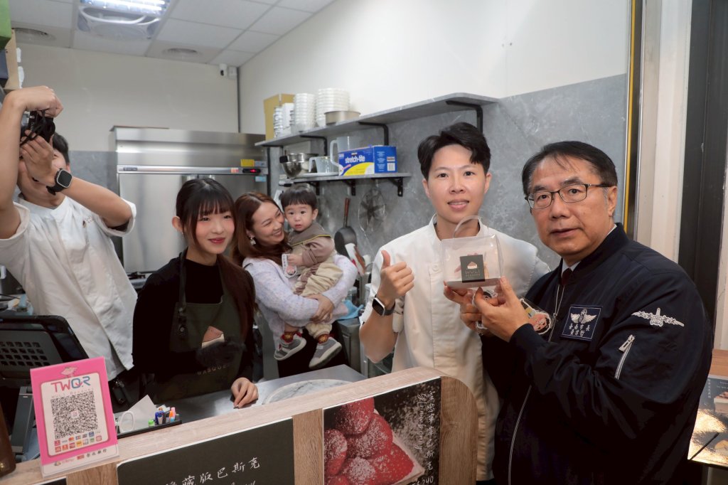 西門市場南區美食廣場瘋購嘉年華登場 黃偉哲邀民眾逛市場歡樂迎新年