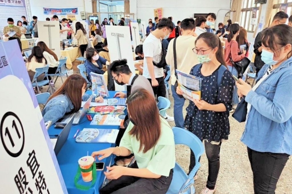 讓民眾一次掌握多元工作機會　新竹就業中心2/5徵才2340多元職缺送限量加持「求職薪安」開運御守