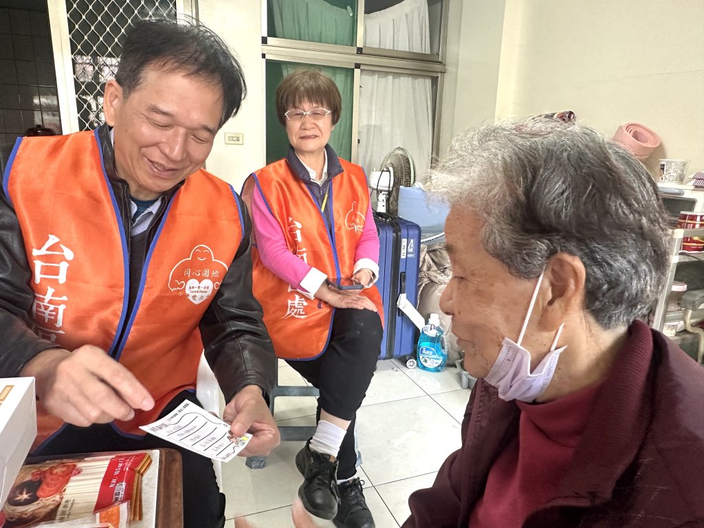 台電台南區處雪中送暖 會同華山、創世共襄盛舉 關懷獨老送年菜紅包