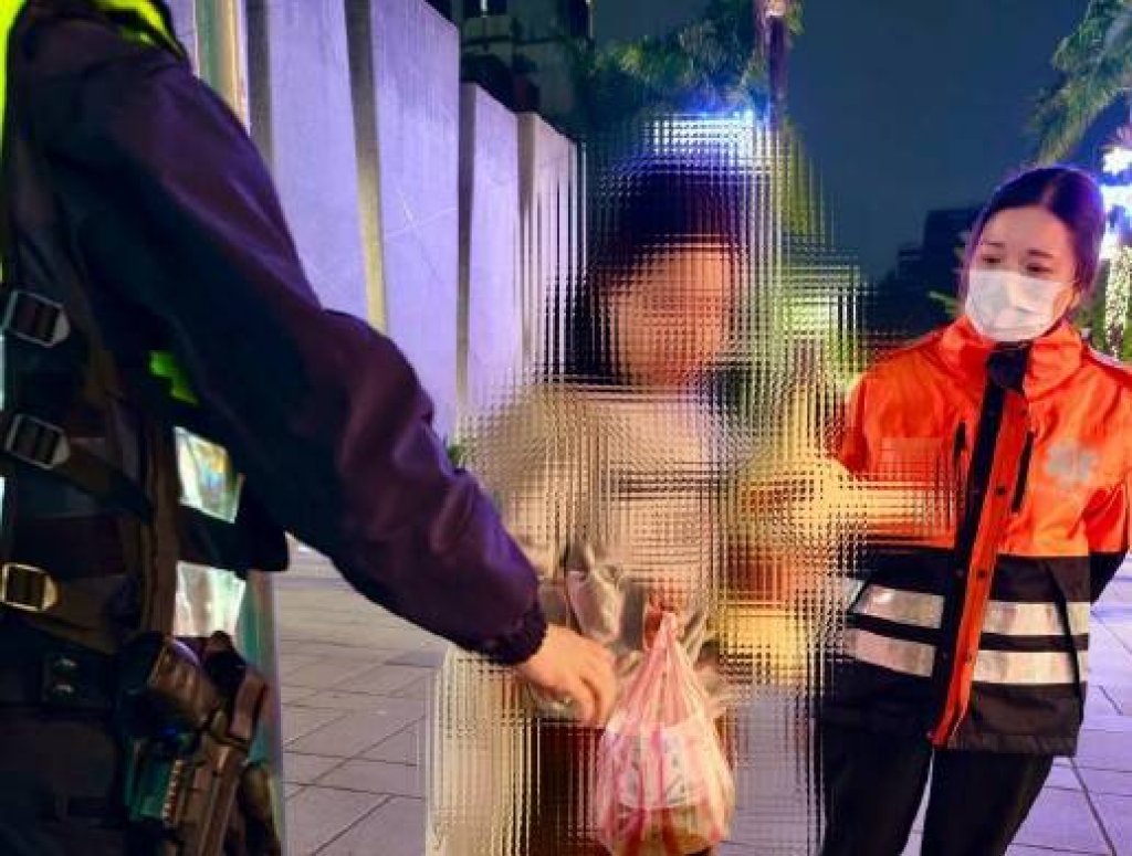 身心障礙女子餓到暈倒！  大同分局暖警攜手救護員買食物贈與