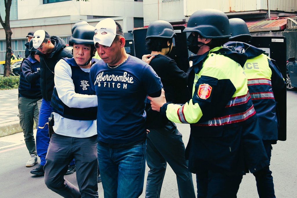 嚇死人！50警板橋街頭圍捕演練　民眾見告示牌原來虛驚一場