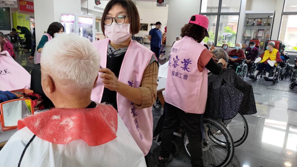 新年新氣象 勞工局工會志工義剪服務陪長者開心過好年