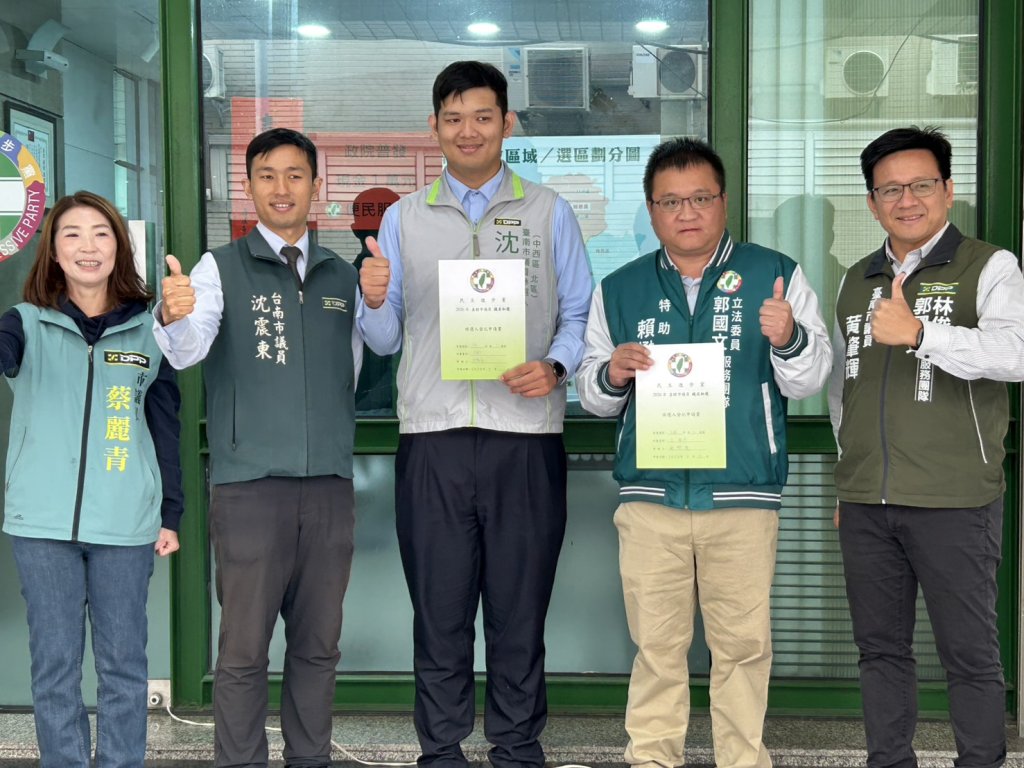 民進黨台南市議員領表登記首日 新人老將完成手續展現過關決心