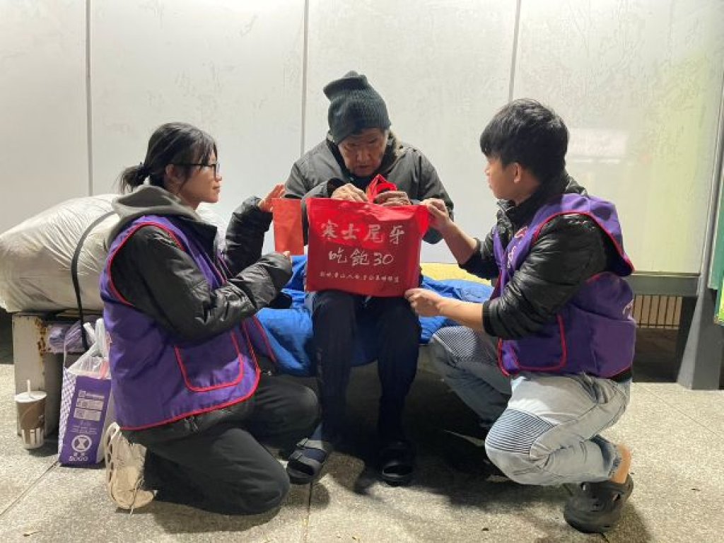 歲末送暖迎立春  義守大學學生夜訪弱勢送年禮 力挺人安寒士吃飽30