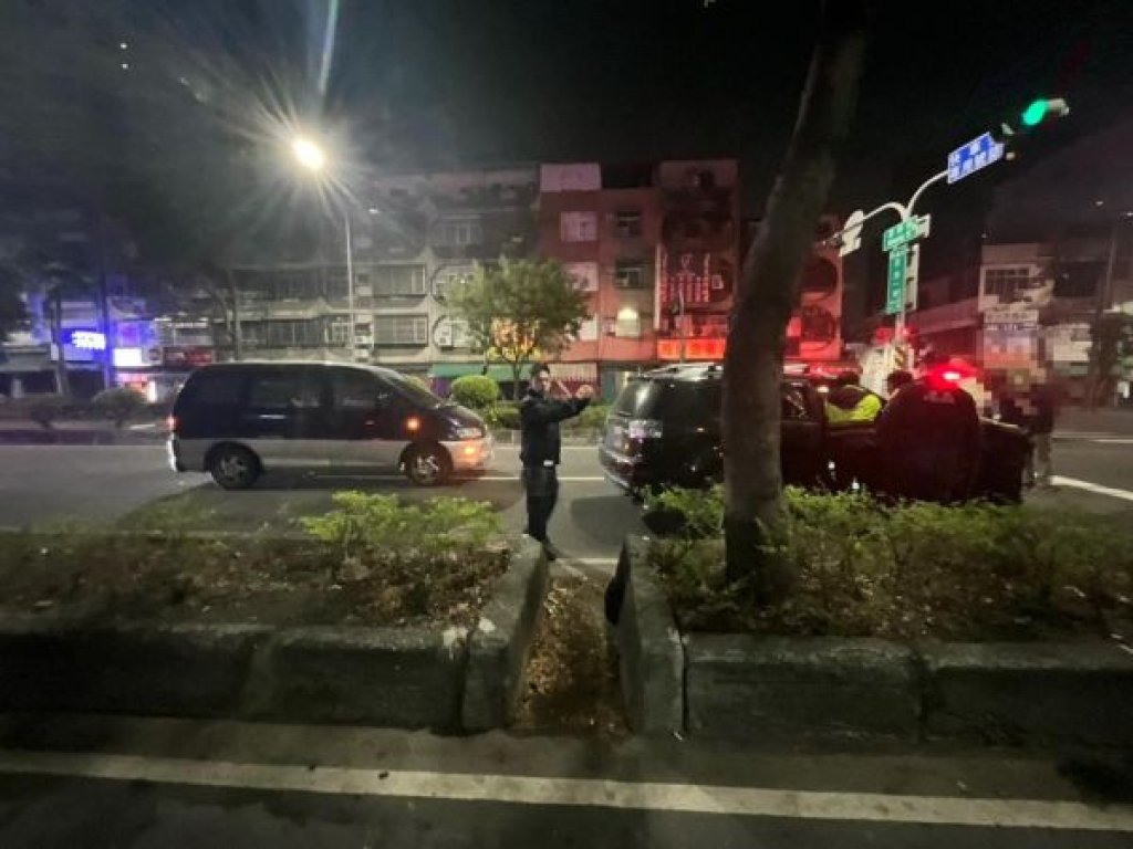  謝男追撞前車 再撞第二輛車  被查獲第二級毒品