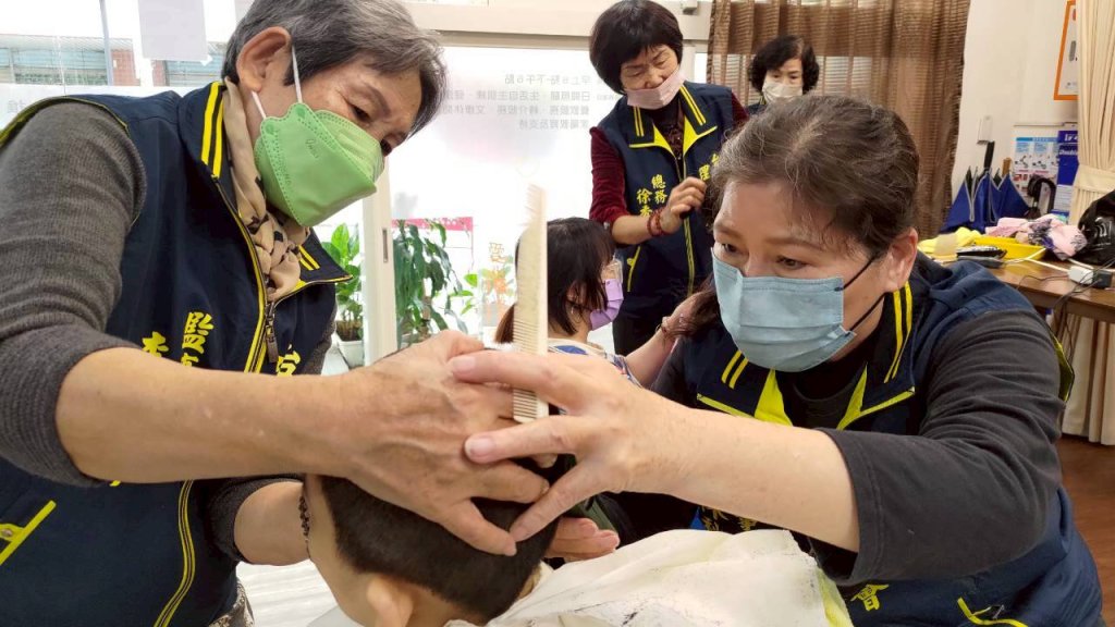 志工義剪送祝福 讓院生以嶄新造型歡喜過好年　