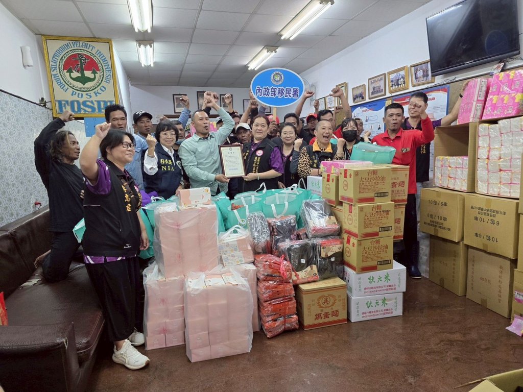   漁船邊的驚喜！移民署屏東服務站寒冬送暖　漁工滿載物資樂開懷