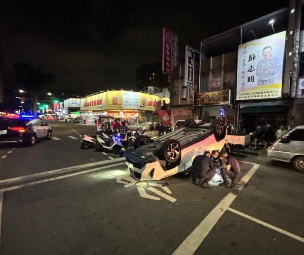  無照拒檢狂飆自撞翻覆 鳳山警強勢逮捕 罰單最高恐噴16萬