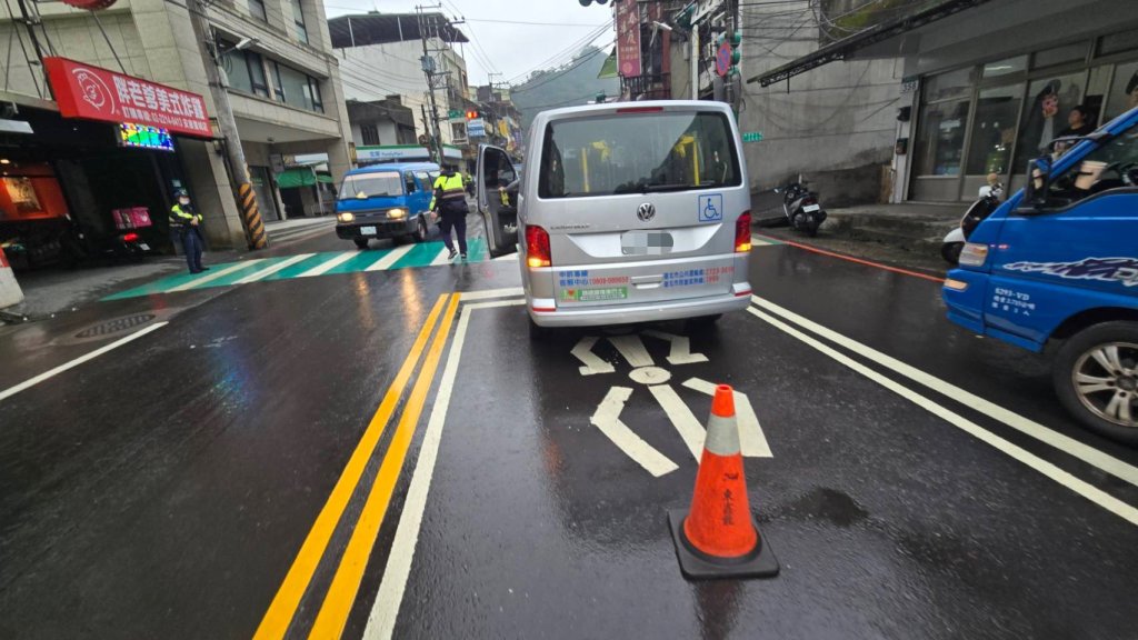 新店區安康路三段、安泰路口自小客撞擊行人送醫後不治