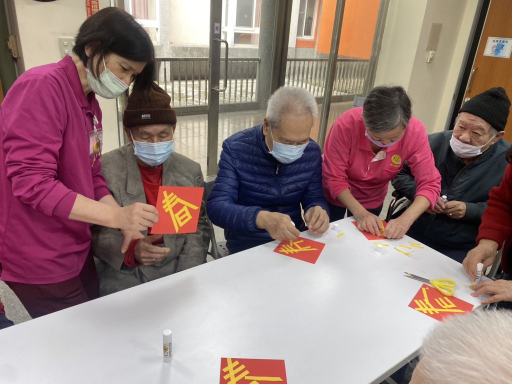 開心樂齡樂活協會志工陪伴板橋榮家老前輩　邊唱歌邊做春節吊飾