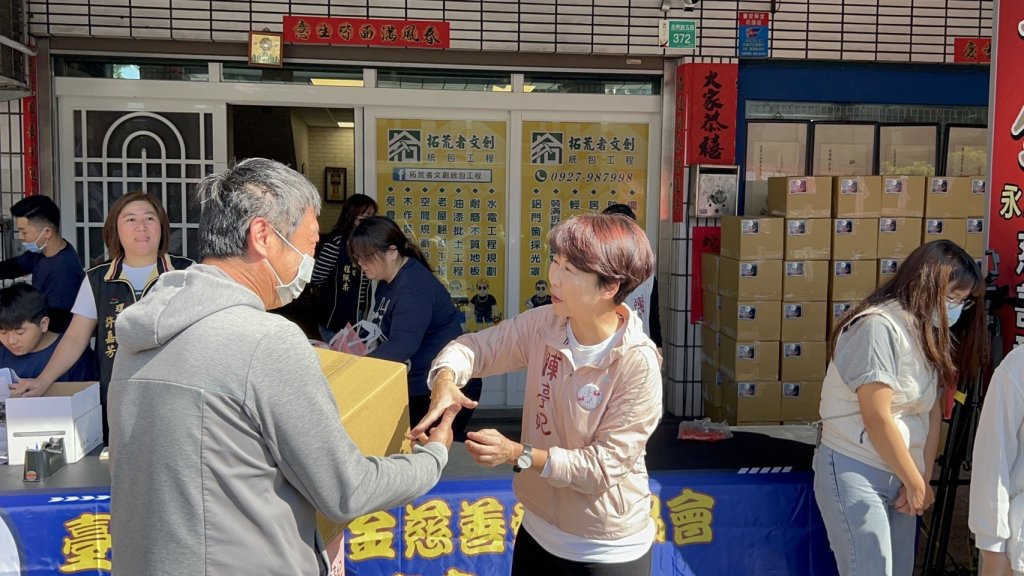 立委陳亭妃、市議員陳怡珍、林冠維攜手民間團體 發放幸福年菜暖心過好年