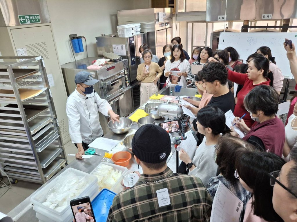 南市勞工局曾文園區勞工學苑課程 手把手教學員製作草莓生乳捲及珠寶盒