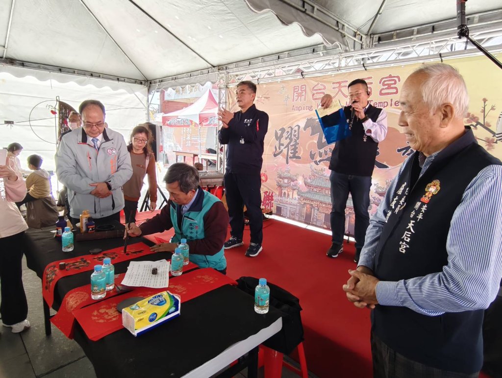 安平開台天后宮舉辦「旺馬奔騰 躍馬展藝」迎春送春聯、賞茶會活動  吸引近千人前往