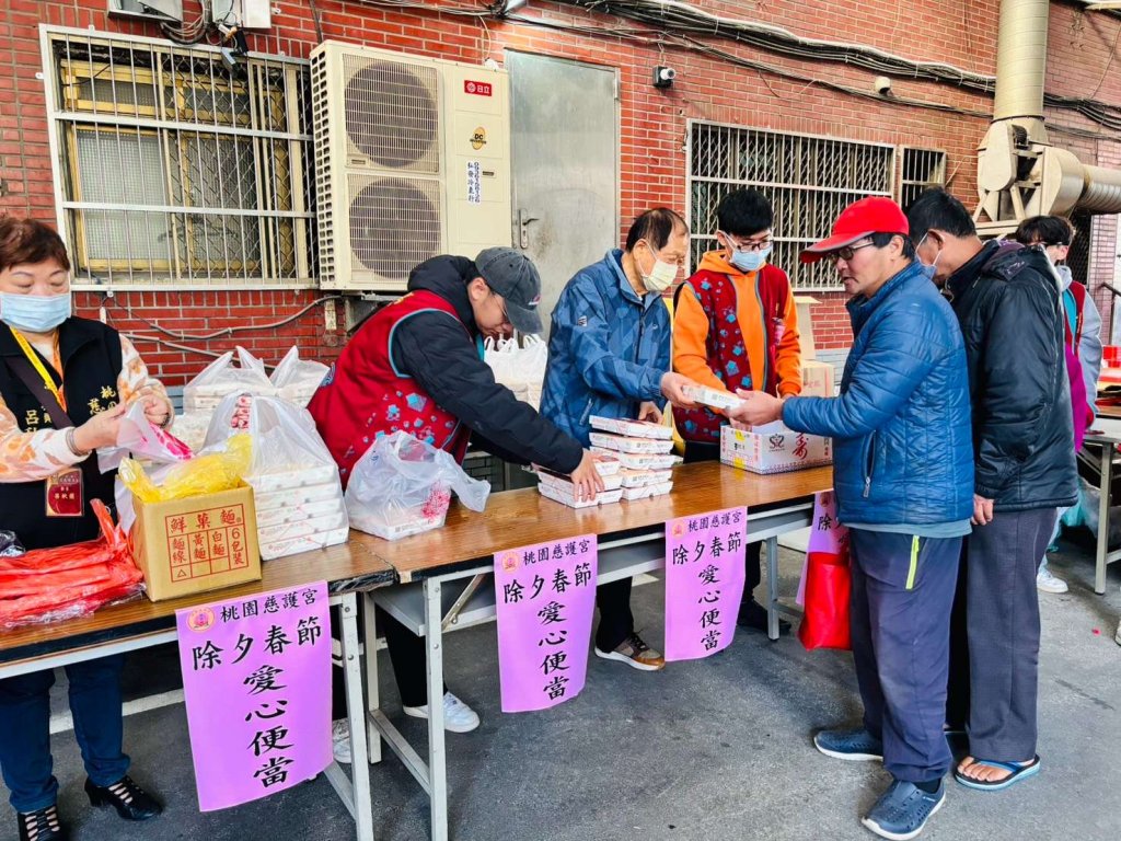 桃園媽送暖傳愛  慈護宮除夕發愛心便當關懷弱勢過好年