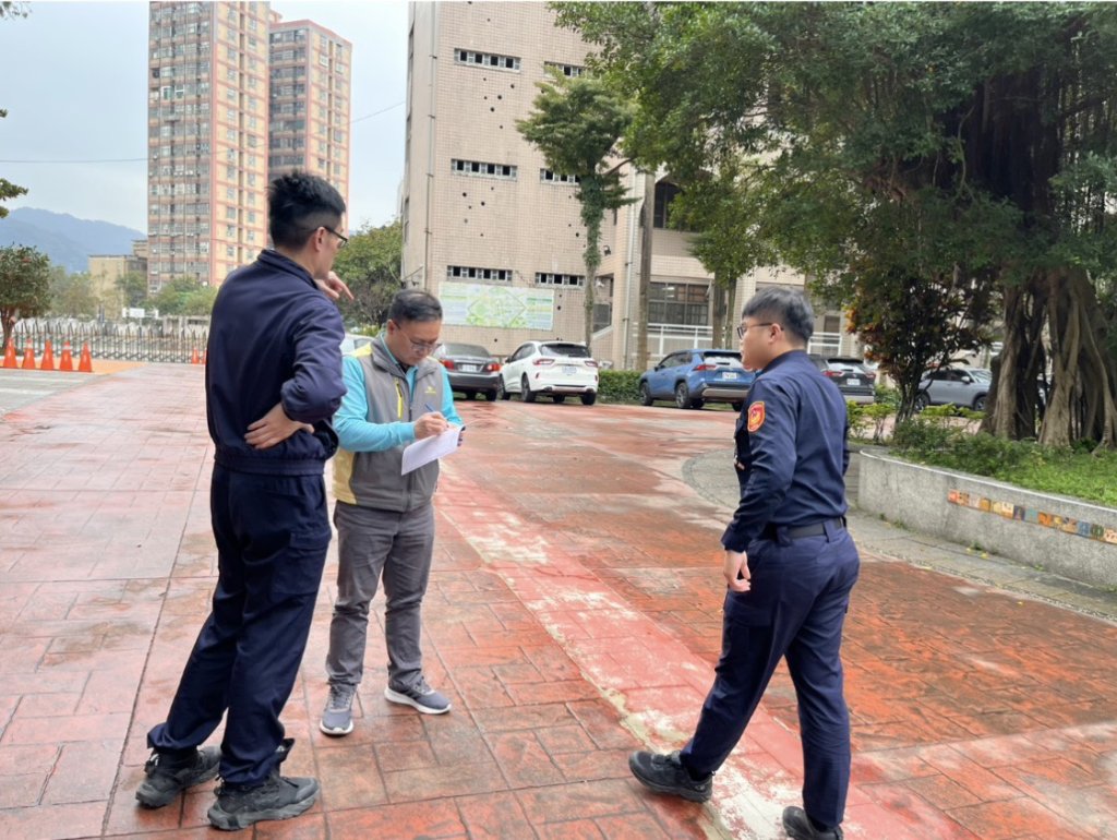 辦年貨停車沒煩惱　土城警貼心幫你找車位