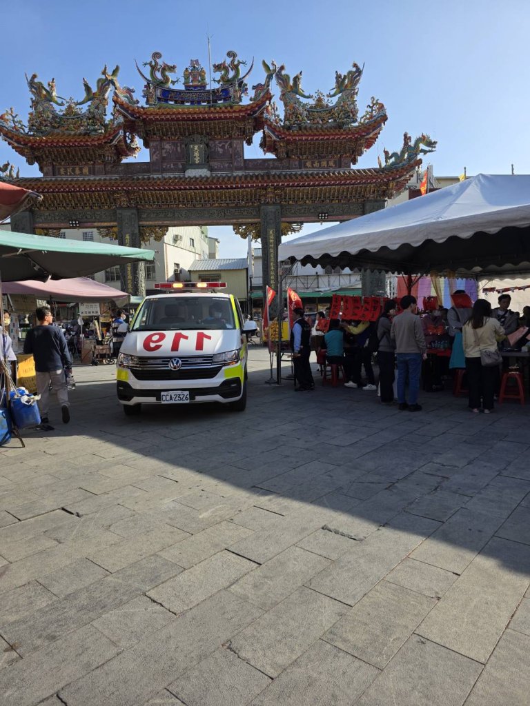 安平天后宮辦贈春聯活動 民眾突發昏厥 熱心醫師即時施救 信徒平安無礙