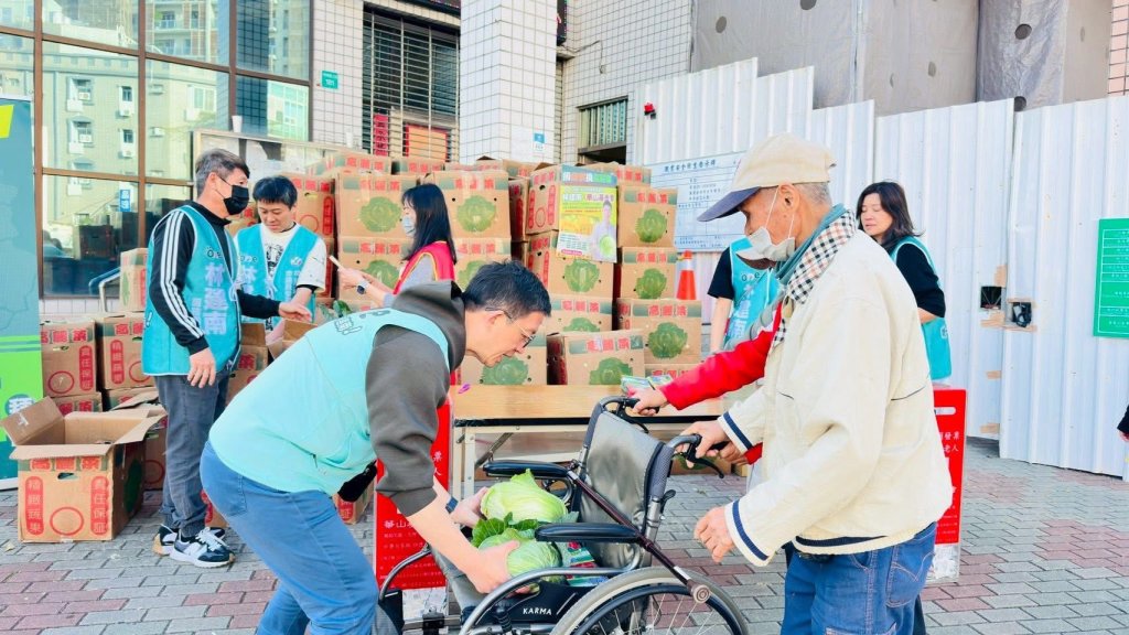 台南市議員參選人林建南連辦三場捐發票送高麗菜活動 盼市民一起幫助弱勢