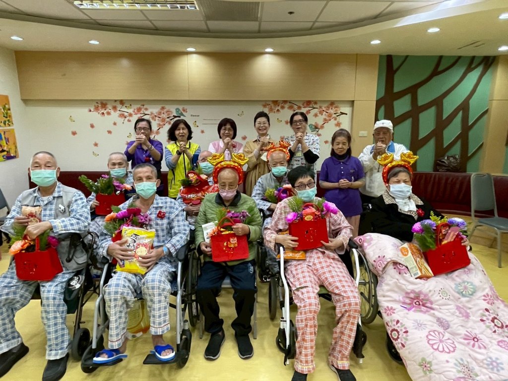 高榮南院護理之家長輩喜迎新年　花藝、音樂劇齊登場
