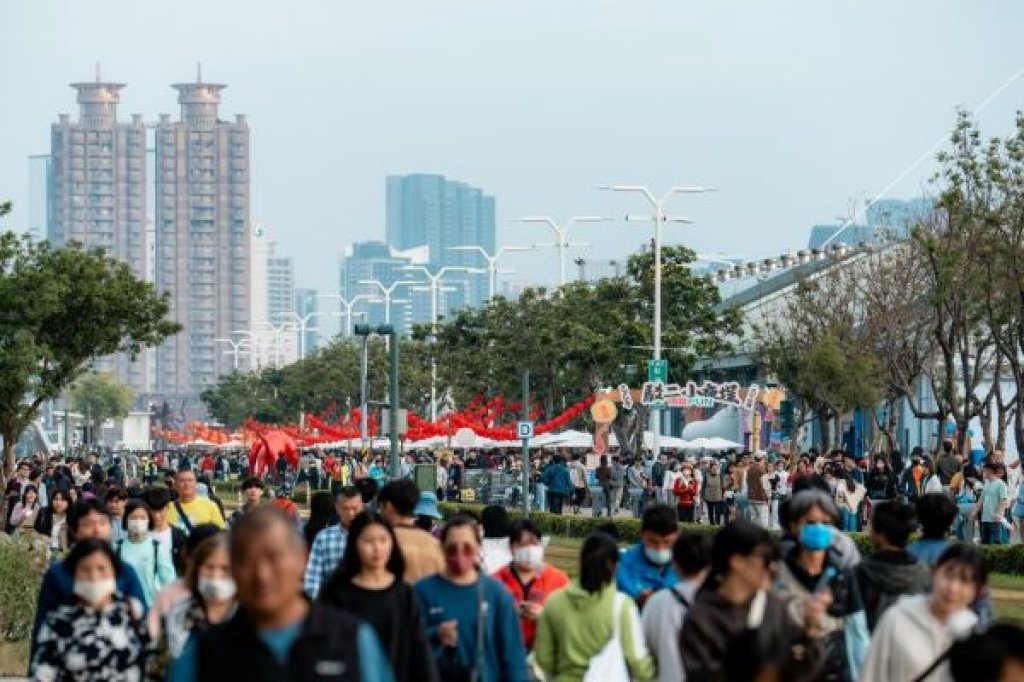過年必逛「駁二小夜埕」 加碼大義公園露天電影院每晚播放