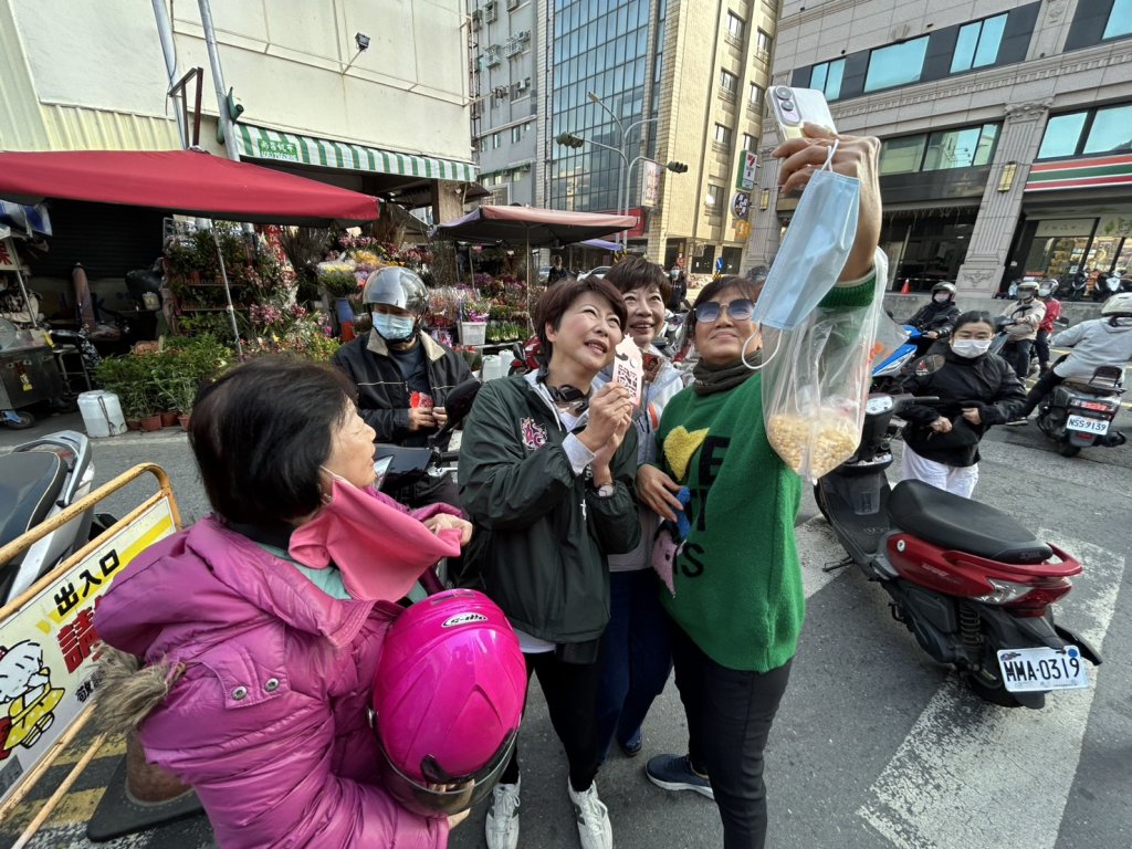 陳亭妃攜財神快閃市場拜年 親民形象民眾爭相合照大喊「市長好」