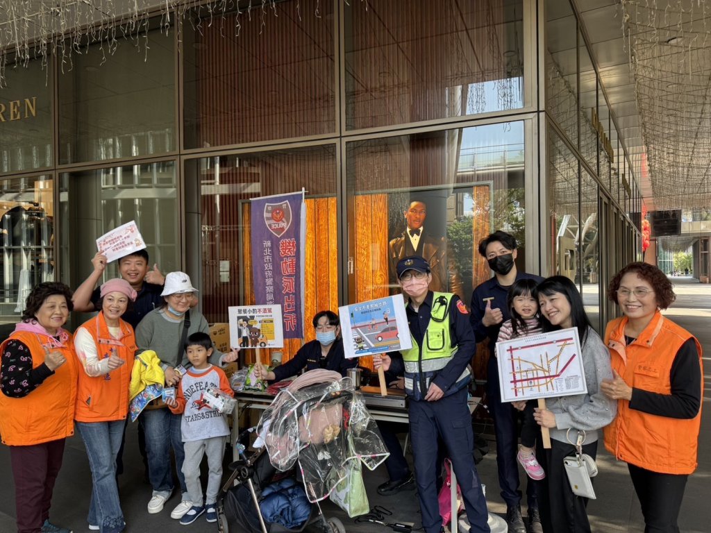 海山警設「機動派出所」　受理大遠百購年貨人潮報案