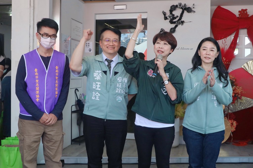 市議員參選人蔡旺詮募集物資寒冬送暖 結合五大公益團體一起送手寫春聯與樂器現場演奏