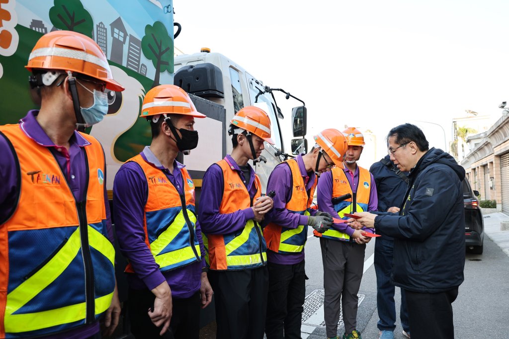 黃偉哲春節前慰勞清潔隊員 感謝第一線辛勞付出守護市容