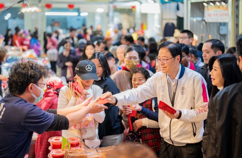 南門市場辦年貨人潮踴躍　張善政發福袋向攤商民眾拜早年