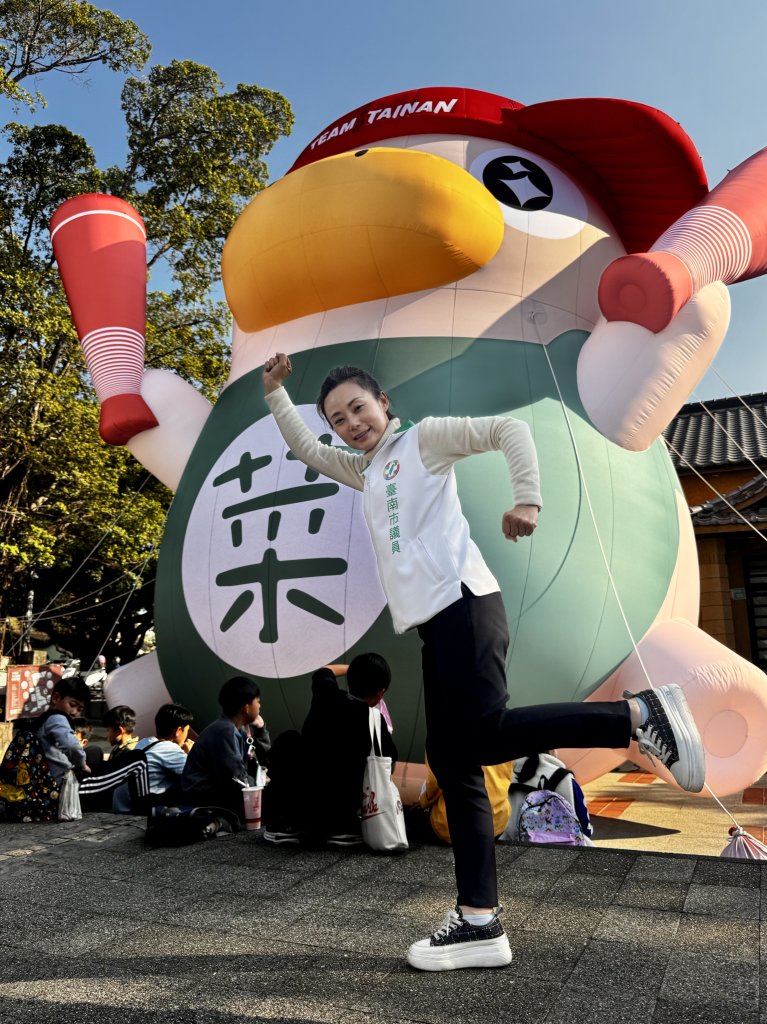 市議員余柷青促成「巨型菜奇鴨」降落新化年貨大街 最萌打卡熱點