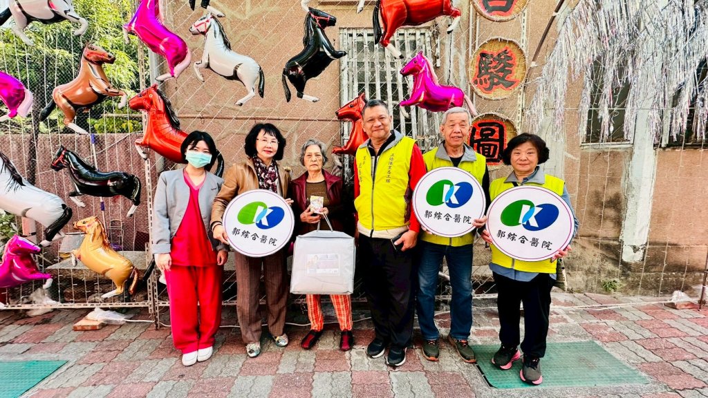 歲末迎春暖心扉　郭醫走訪五條港里關懷獨居長者