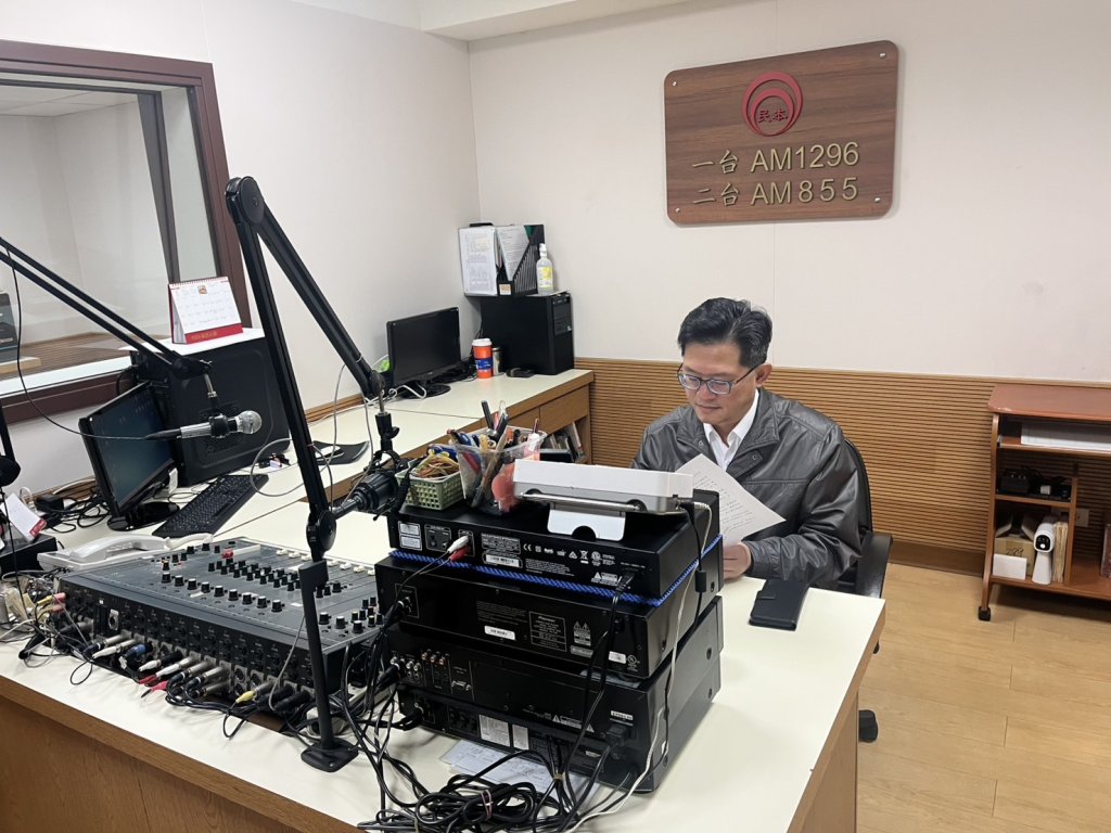萬華分局長於民本廣播電臺錄製春節宣導   防詐護鈔一起來