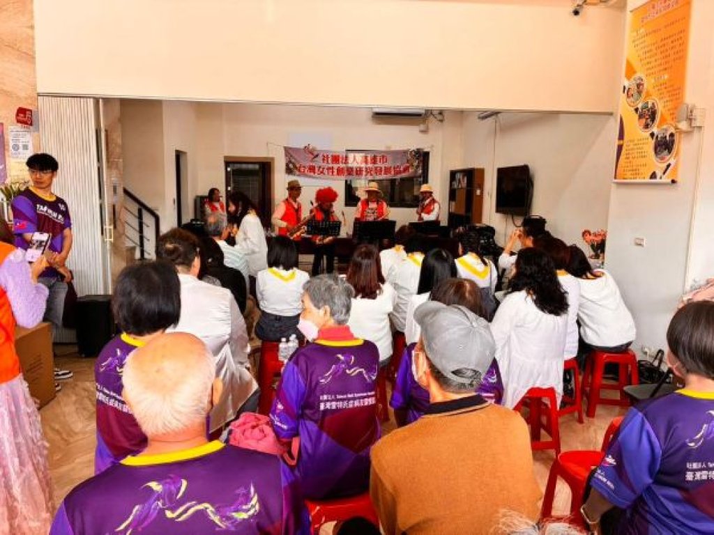 「高雄市台灣女性創業發展研究協會」捐款「臺灣雷特氏症病友關懷協會」 「金色女聲合唱團」及「女創管樂團」助陣演出傳愛