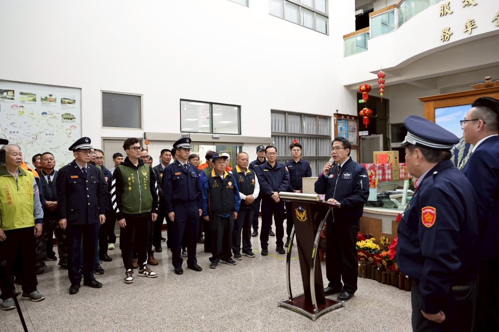 黃偉哲慰勉春節執勤警民力 感謝守護台南治安交通