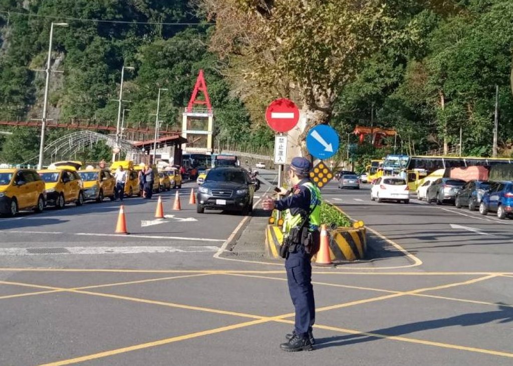 春節連假交通不打結　新店警採路面疏導外加無人機監控