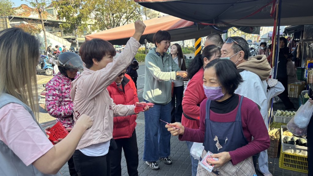 新春送平安！陳亭妃攜陳怡珍快閃東菜市、水仙宮市場 市民歡迎喊凍蒜