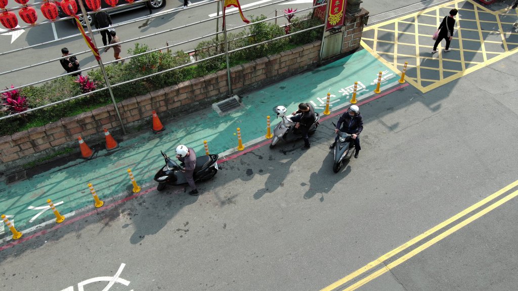 解決年貨採購車潮頭痛問題　土城警首祭無人機廣播疏導