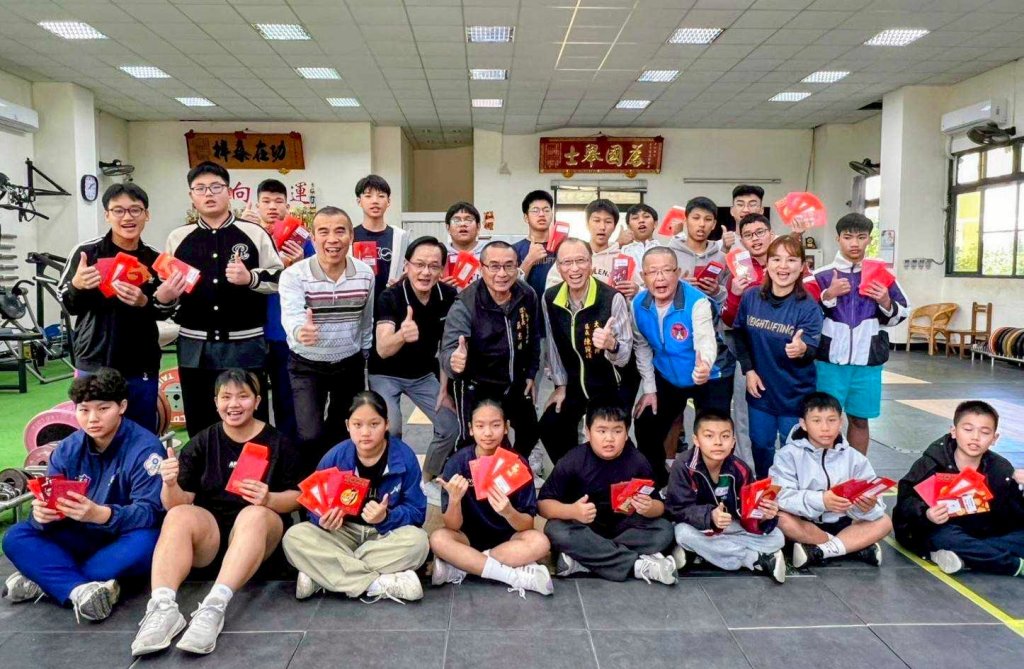 馬年舉起新希望 大內區長陳俊達代表黃市長關心舉重小將