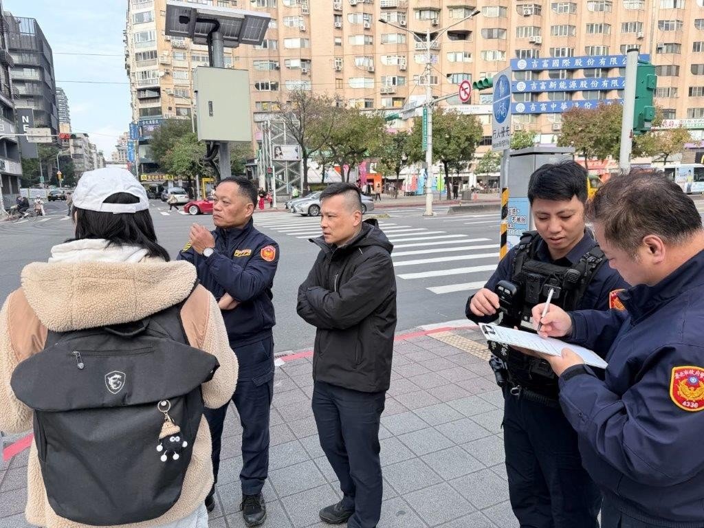 馬到順暢迎新春　大安警維護交通安全