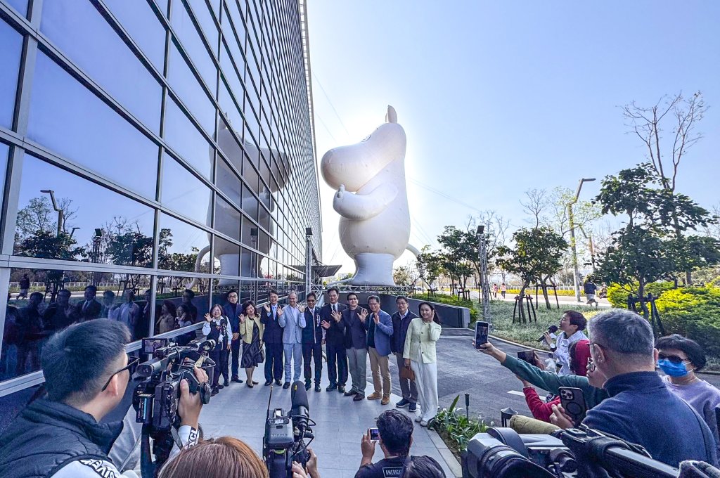 20 公尺巨型姆明驚喜現身台中國際會展中心！中市府、芬蘭商務辦事處攜手開箱 