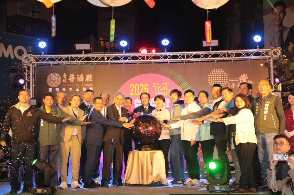 府城普濟燈會登場 黃偉哲：台南燈藝跨足米蘭、日本走向國際