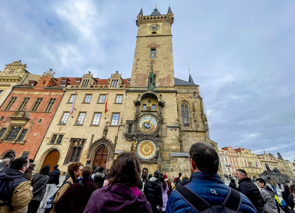 布拉格天文鐘整點再現風華　百年機械藝術吸引全球目光 人潮回流舊城廣場　整點人偶演出展現藝術與科學結晶