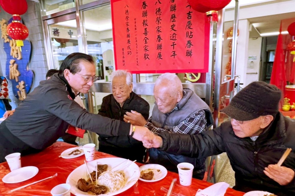 敬老尊賢、溫馨滿溢　桃園市社會局長陳寶民探視八德榮家長輩賀歲致贈福袋共享豬腳麵線喜迎馬年